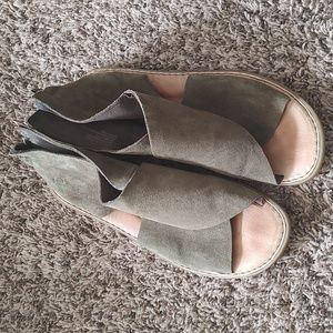 Born sandals